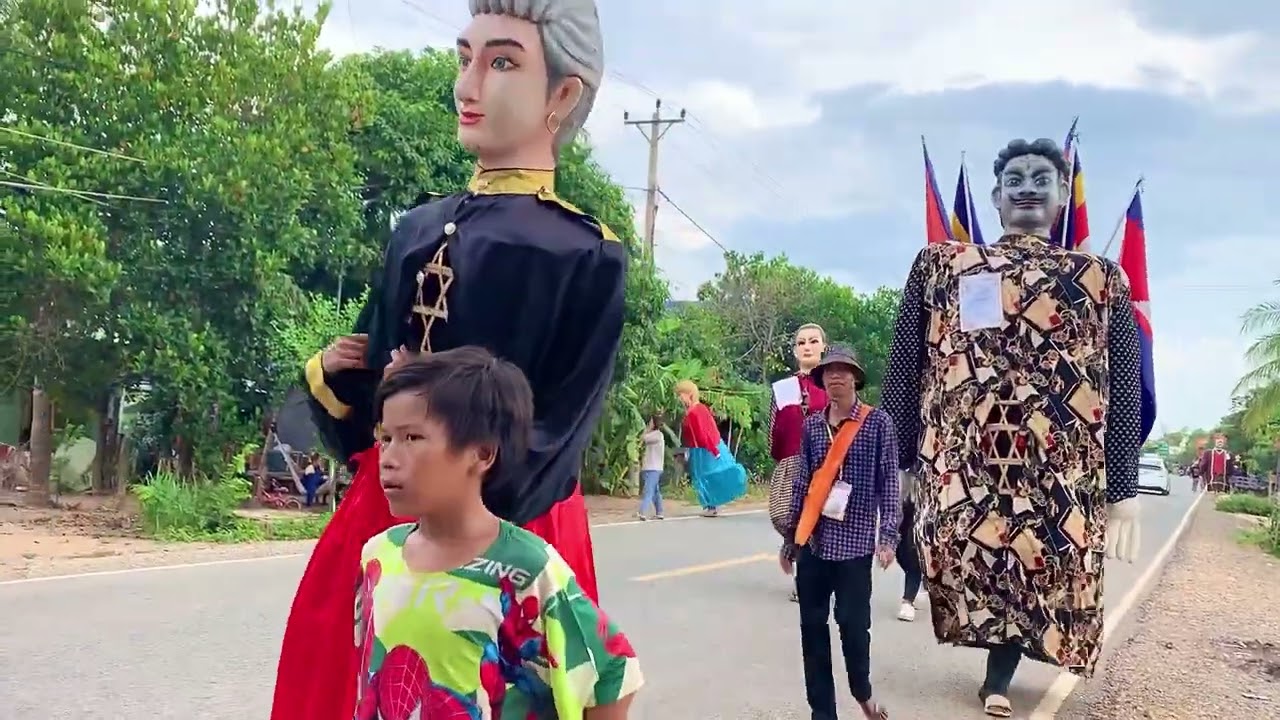 នេះជាវីដេអូហែទានព្រះវស្សាក្នុងស្រុកស្អាងខេត្តកណ្តាល ខ្ញុំផុសក្នុងគោលបំណងសំរាប់ឲពុកម៉ែបងប្អូនទស្សនា🙏🏻