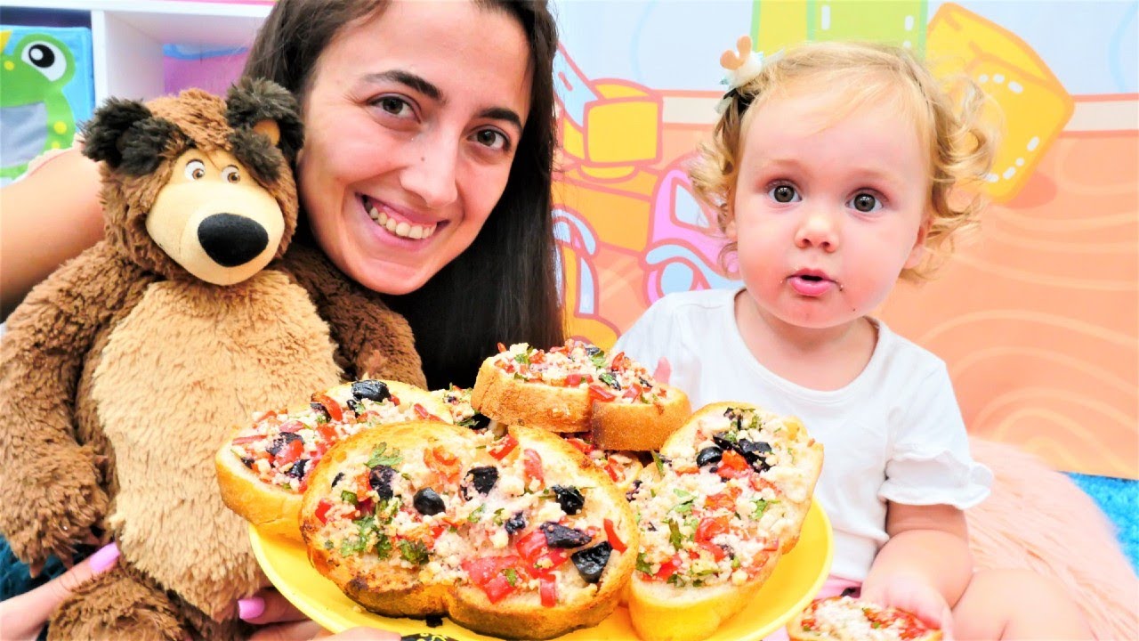 Yemek yapma ve bebek bakma oyunu. Sevcan Derin ve Koca ayı için kahvaltılık ekmek hazırlıyor!