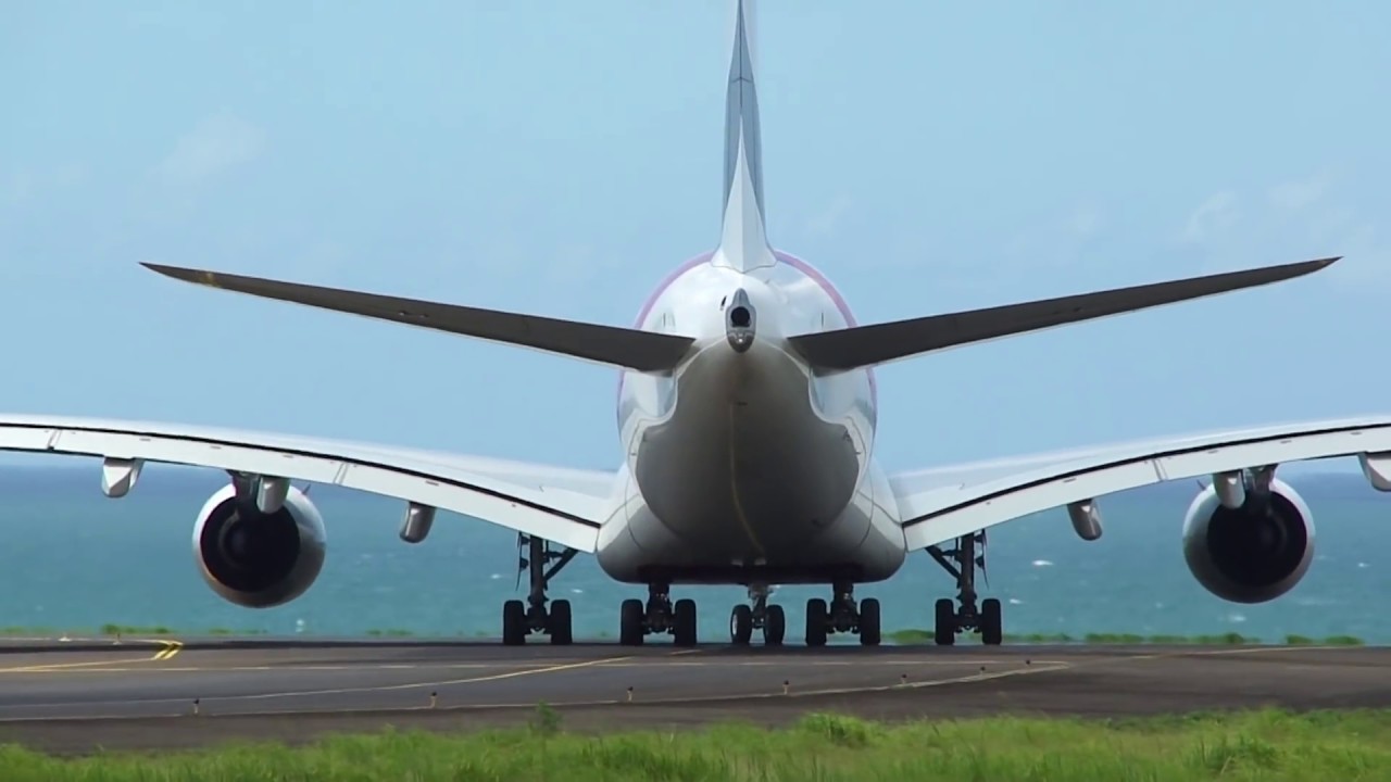 Airbus A380-861 Emirates à St Denis de la Réunion,aéroport Roland Garros