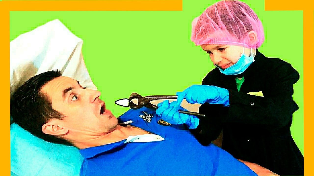 Тима играет в профессию как доктор