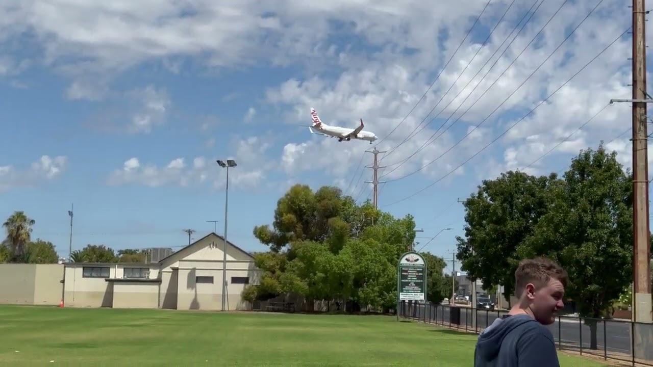 Adelaide Airport & Marion Road Oval   Qantas 787 9 VH ZND & United 787 9 N27965