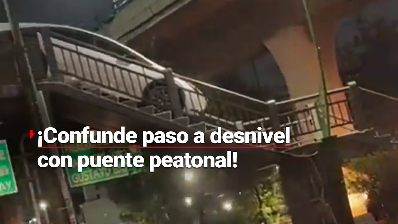¡Conductor se atora en puente peatonal! LO CONFUNDIÓ CON PASO A DESNIVEL...
