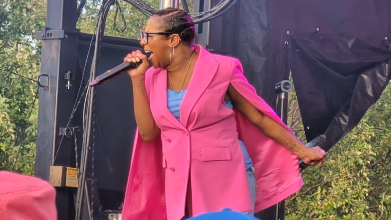 LE'ANDRIA JOHNSON OPENS UP FOR LIL BOOSIE! SHE TORE THAT MIC UP 