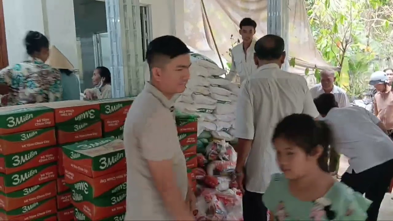 Phát quà ngày 24 tết 2026 cho bà  con khu vực ấp phong, xã đại điền 