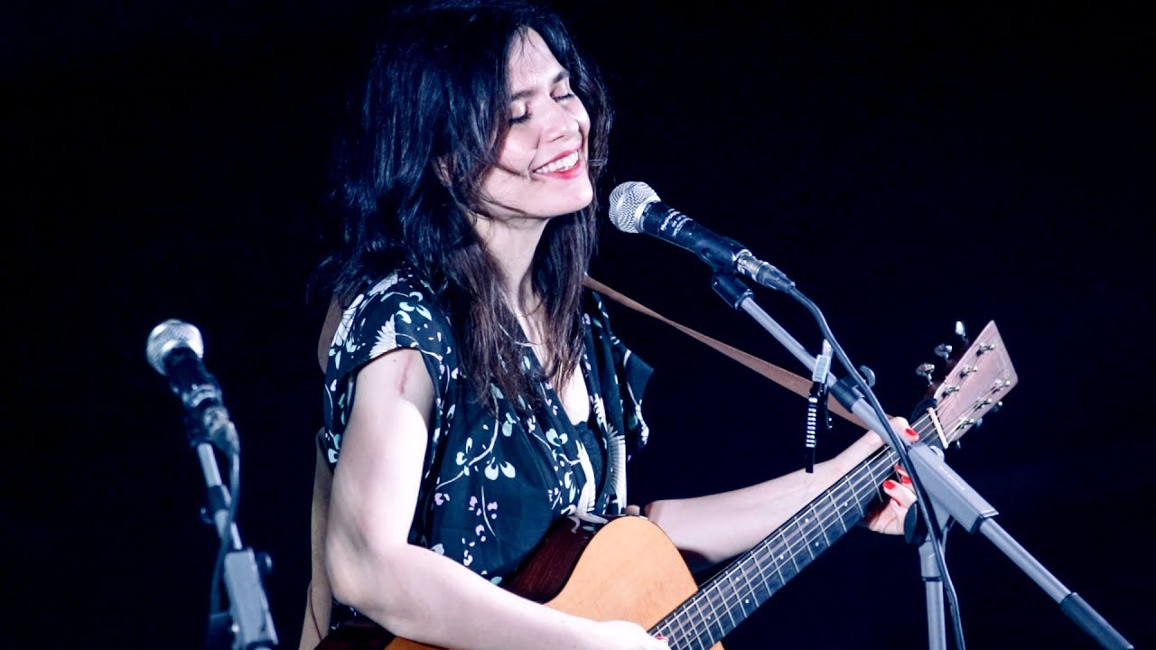Erica Mou - La casa in riva al mare (Cover Dalla) + Sulle orme / Live! @ Waves Festival