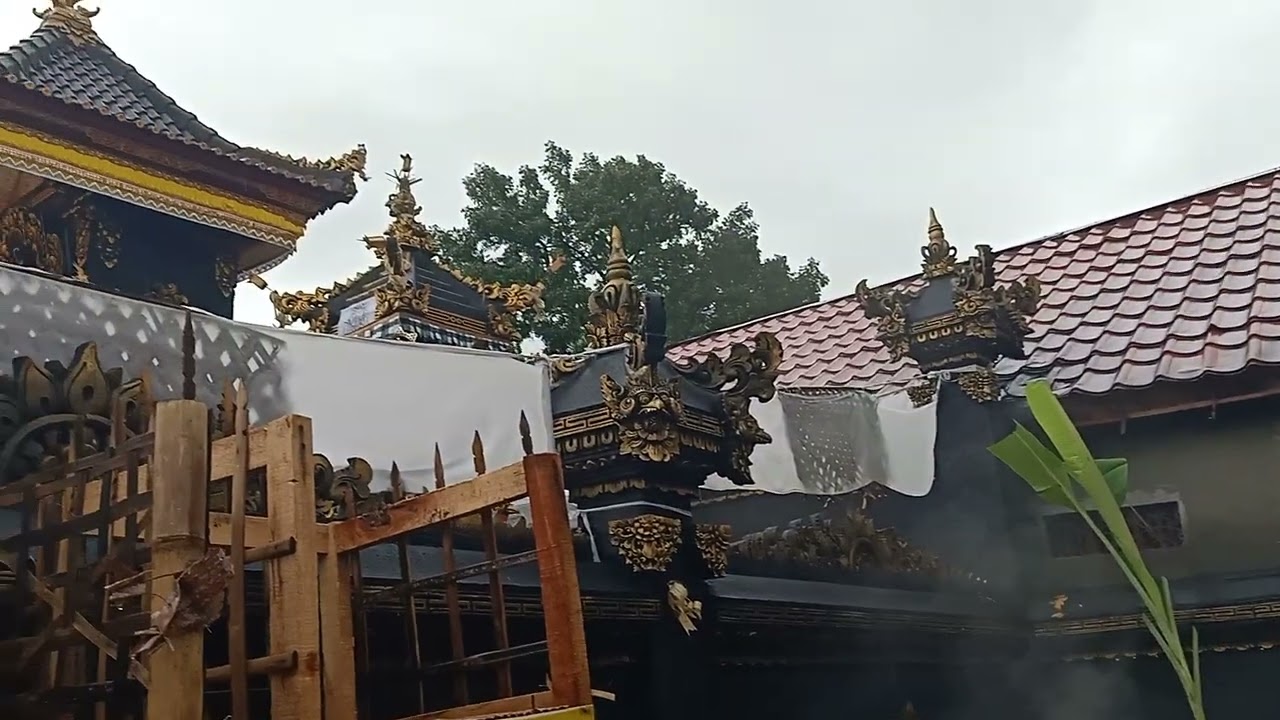 Suasana Hujan Di Pura Kawitan PBMM Dusun Gandari Narmada Lombok 11 Januari 2026