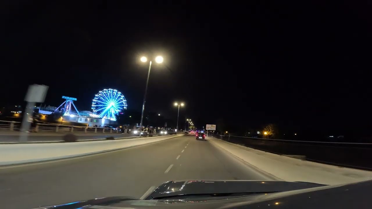 Manejando en la carretera de noche