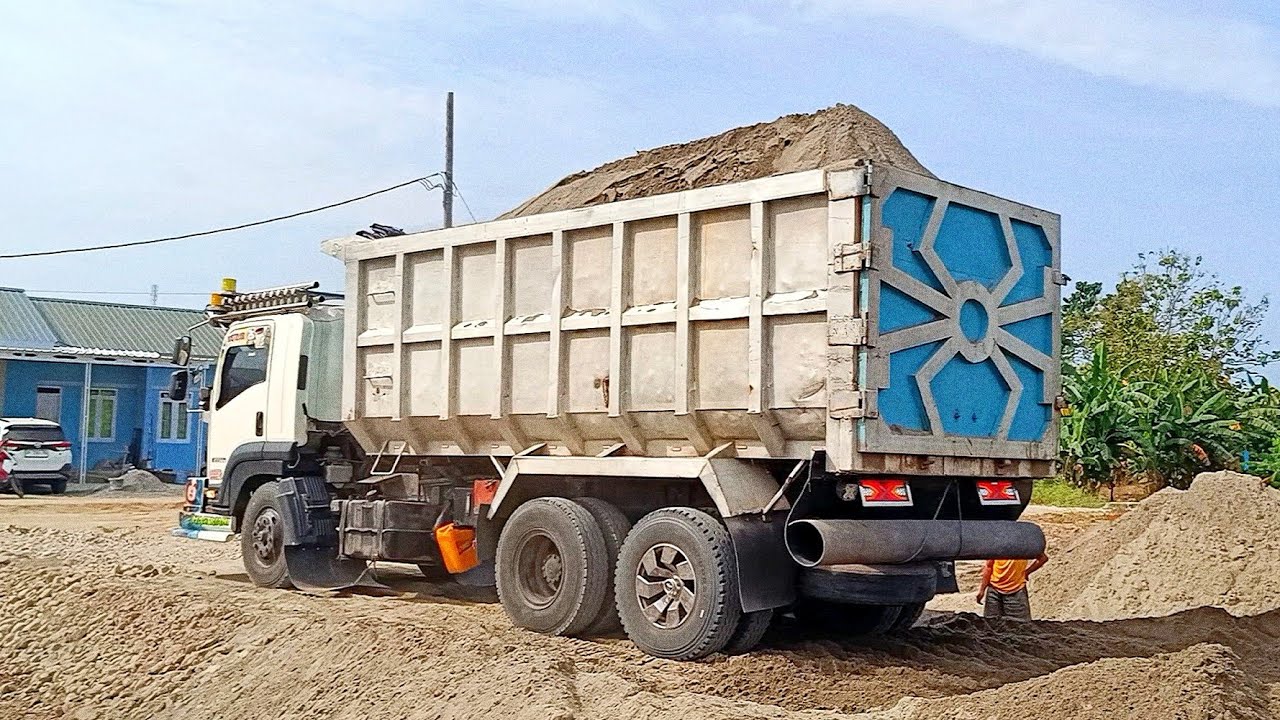 Dump Truk Pasir Hino 500 Jomplang Muatan Pasir Full Bak Membukit 