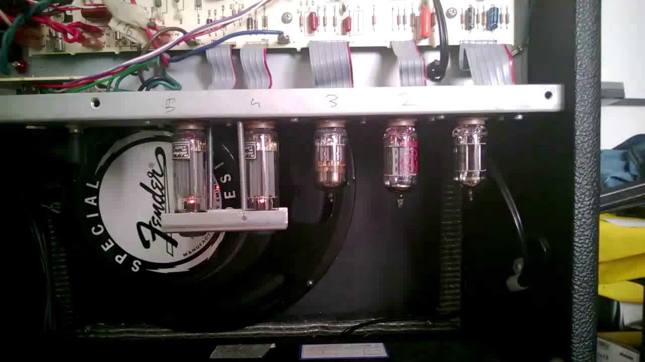 Valvola rotta/microfonica. Microphonic tube on Fender Blues Junior III