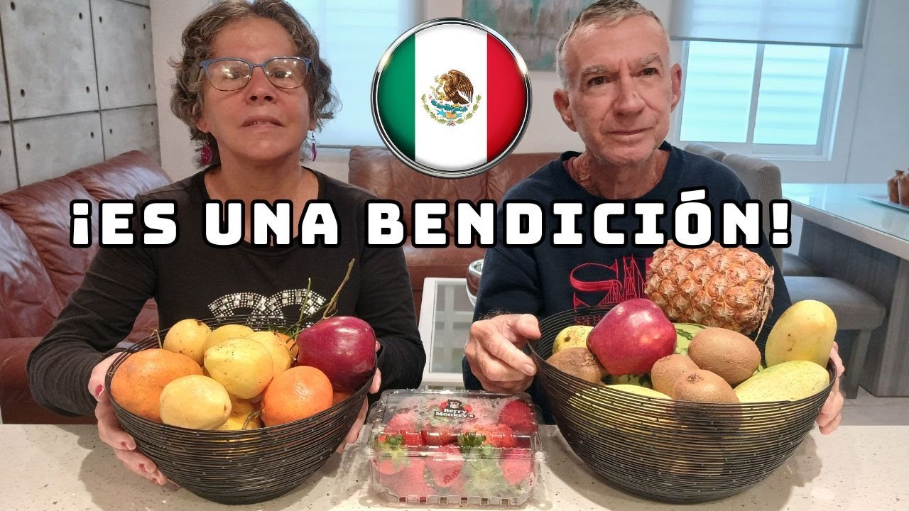 Dos cubanos viven la BENDICIÓN de México probando su variedad de frutas. @MichelCronicas