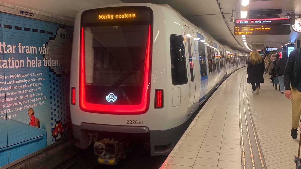 Bussar Och Tåg Vid T-Centralen (Stockholm)