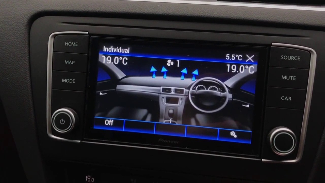Skoda Octavia Navgate EVO vehicle settings, climate control settings and park assist.