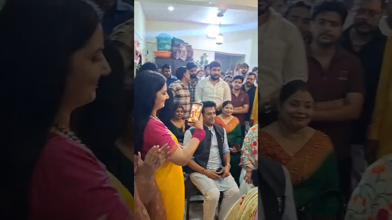 मसहुर एंकर चित्रा त्रिपाठी रवी किशन viral video #bollywood #yogiadityanathonani #ravikishan #chitra
