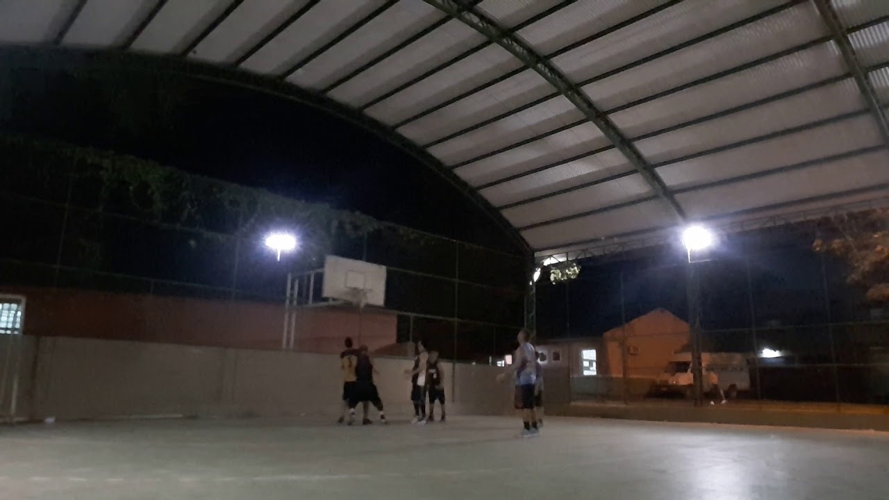 Basquete raiz, na quadra de cimento e sem aro retratiu!..
