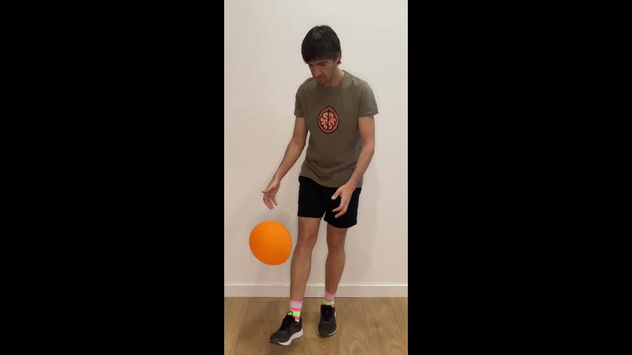 Ejercicios con globos para personas mayores: coordinación y equilibrio