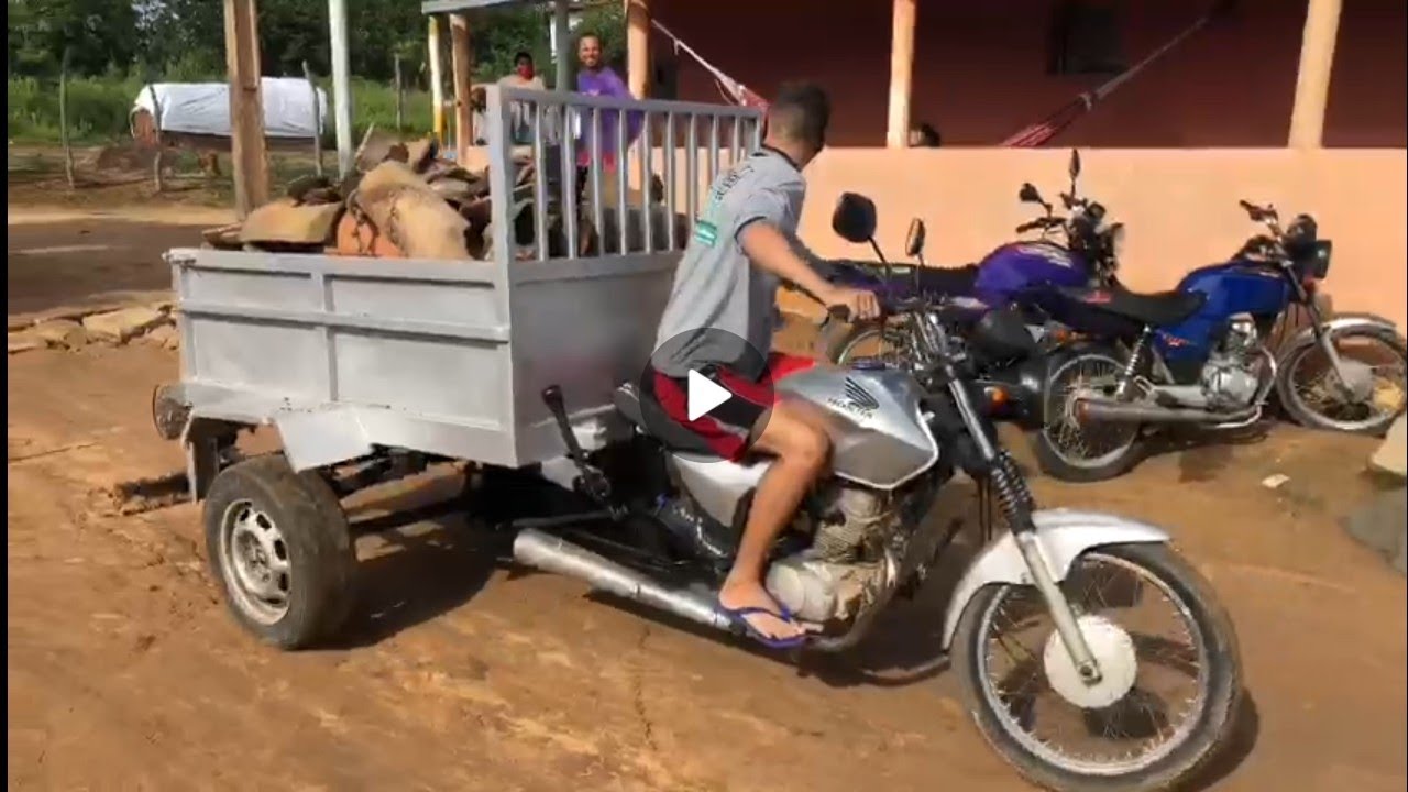 Triciclo caseiro com carga de telhas