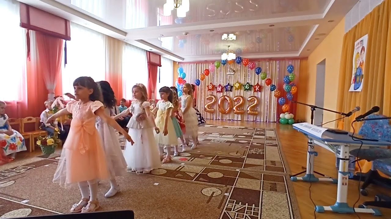 Нежный танец девочек на Выпускной в д/с
