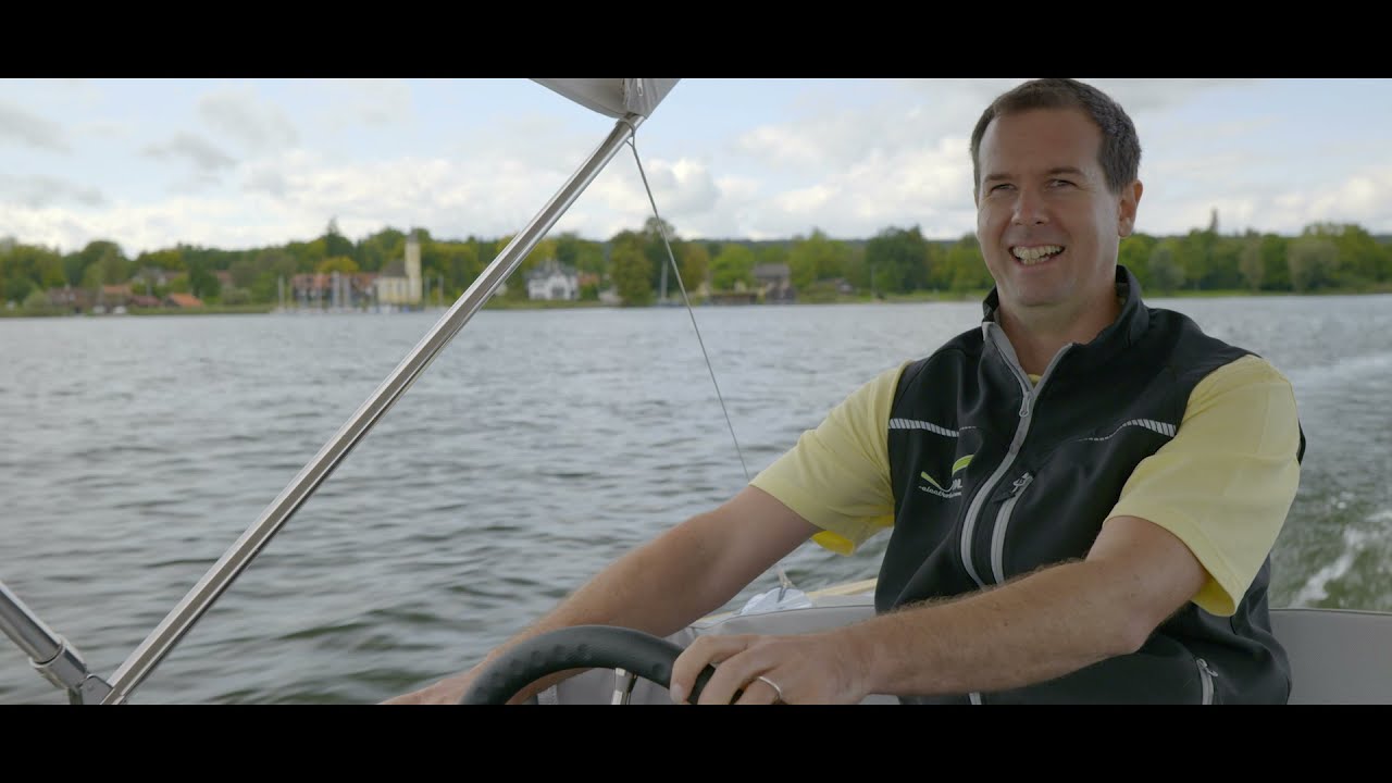 Kompaktes Elektroboot mit Liegefläche und viel Komfort