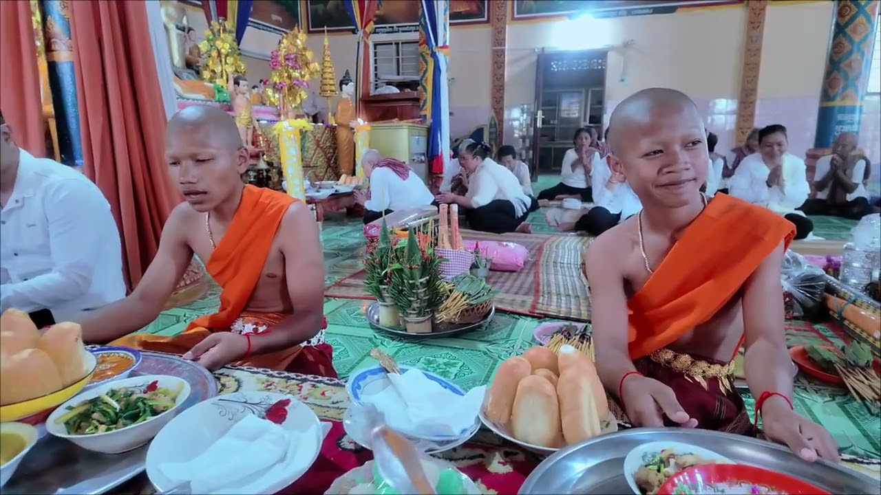 វេរចង្ហាន់ប្រគេនព្រះសង្ឃ ក្នុងពិធីបុណ្យបំបួស កុលបុត្រ វត្តទួលប្រាសាទ