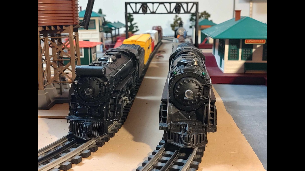 Паровозы Lionel 736 и 2065 возглавляют составы послевоенных грузовых поездов, выпущенные в 1954 г...