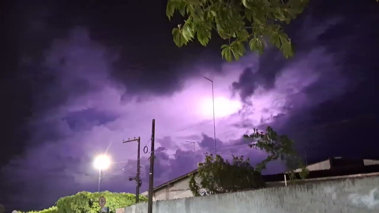 Veja a intensidade dos relâmpagos na noite de ontem. 