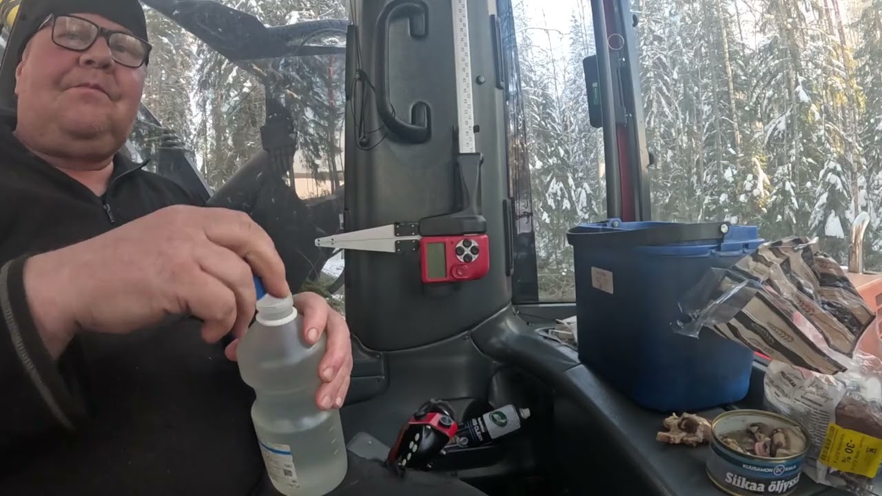 Hiihtoloma on lähellä  ja tonttisavotalla hiki pinnassa ihan istuessa