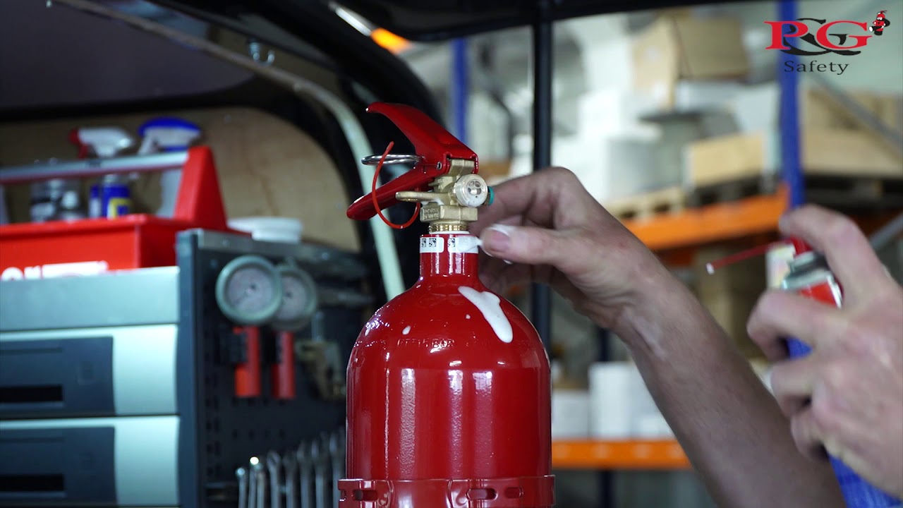 Wat doet P&G Safety? Dit keer de jaarlijkse controle van een 5 kg Co2 brandblusser