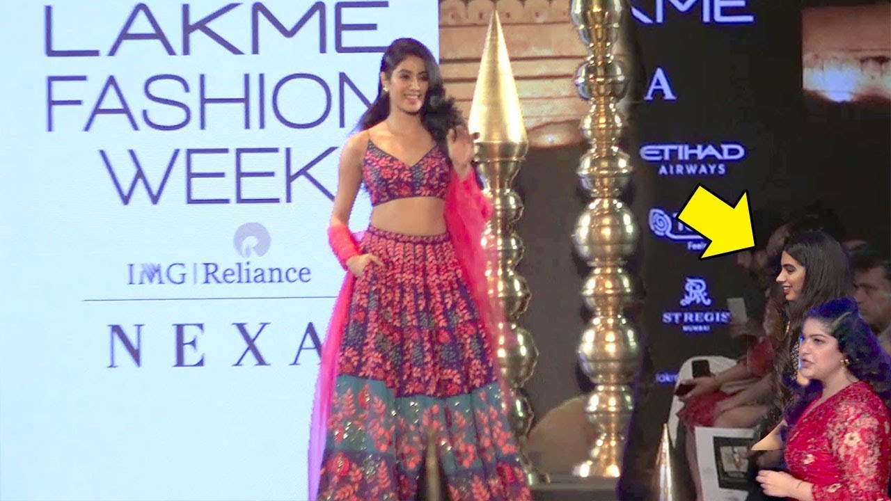 Jhanvi Kapoor's CUTE Moment Waving To Sisters Khushi & Anshula (Arjun Kapoor's Sister) @LFW 2018