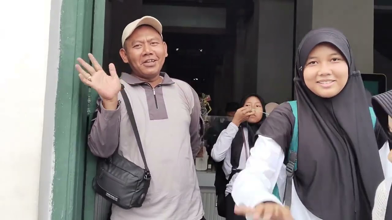 tugas video kunjungan Fatimah Azkiya Rahma ke museum wayang dan museum keramik