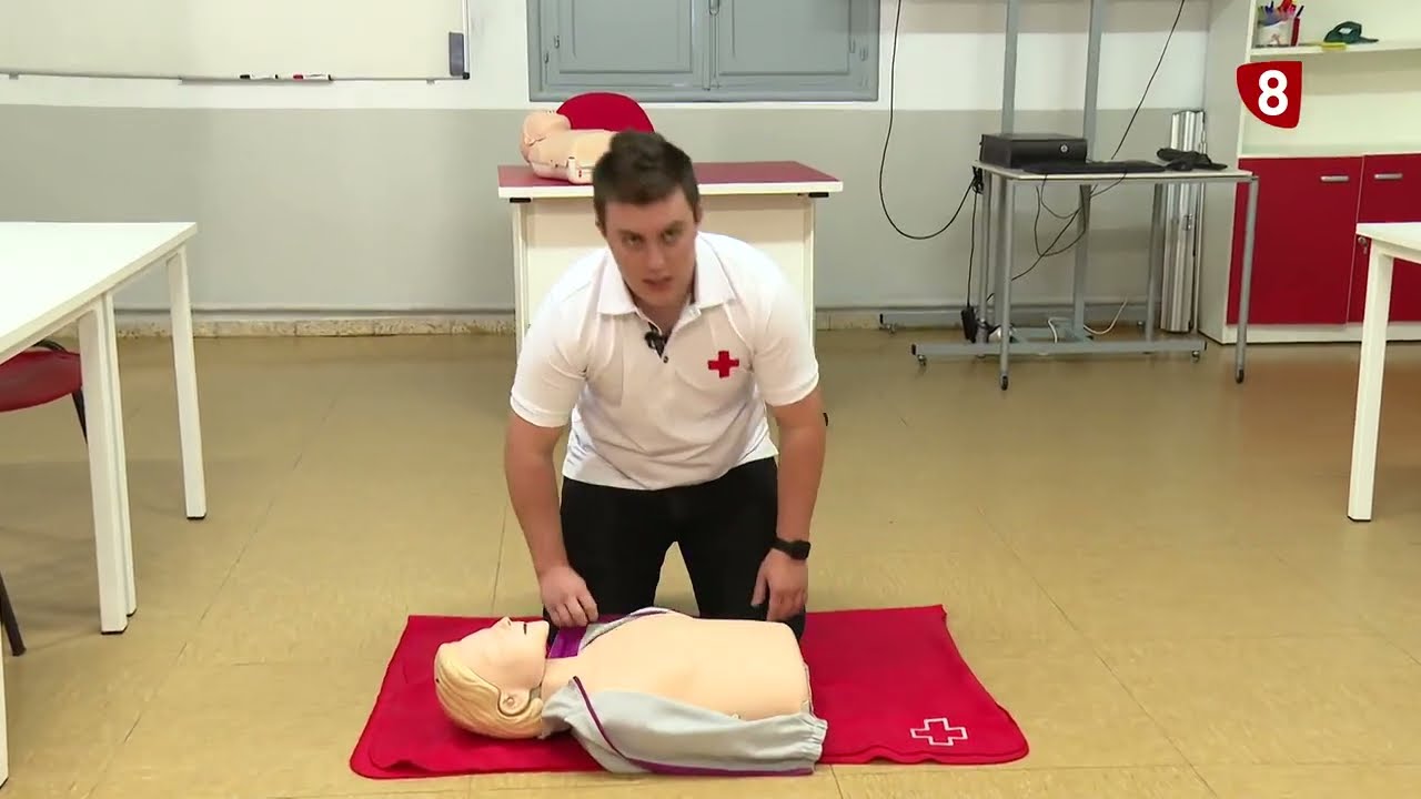 Cómo actuar ante un atragantamiento: maniobra de Heimlich.