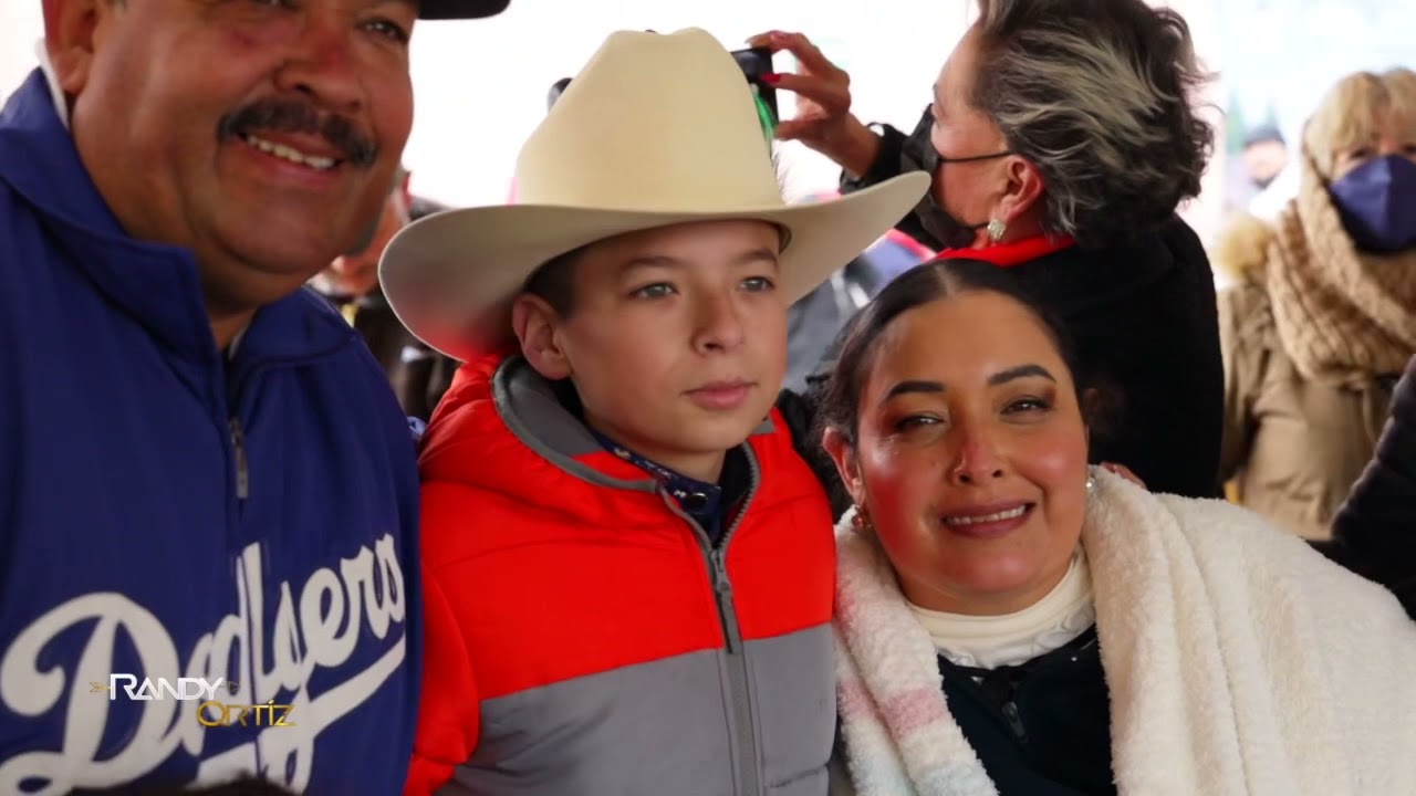 Randy Ortiz acude a la Posada Zapatitos por famor de la maestra Chanclitas una bonita causa 2021