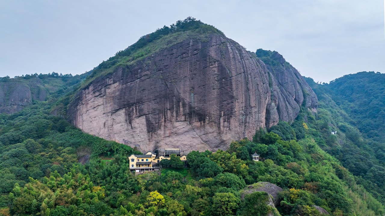 在浙江诸暨的大山之中，竟发现有房子建在悬崖绝壁之下，非常奇特！