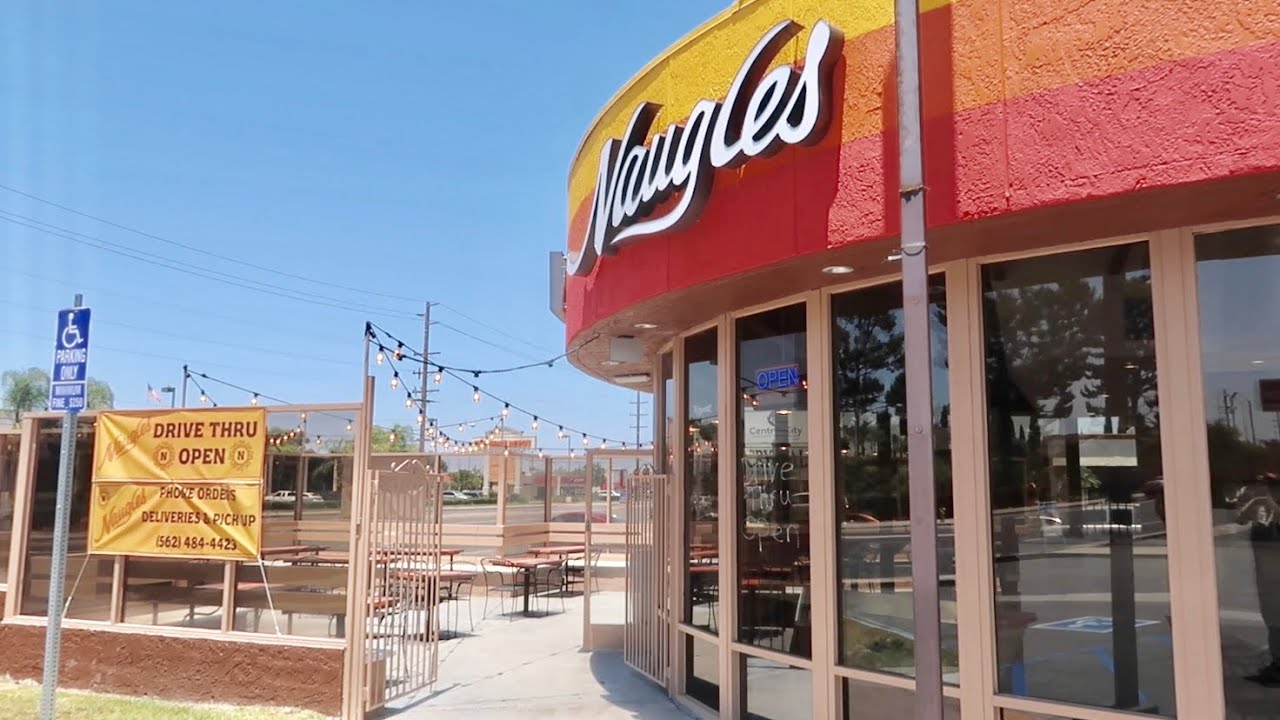 Naugles Tacos and Burgers is BACK - Southern California Food Review / Trying My First Bun Taco