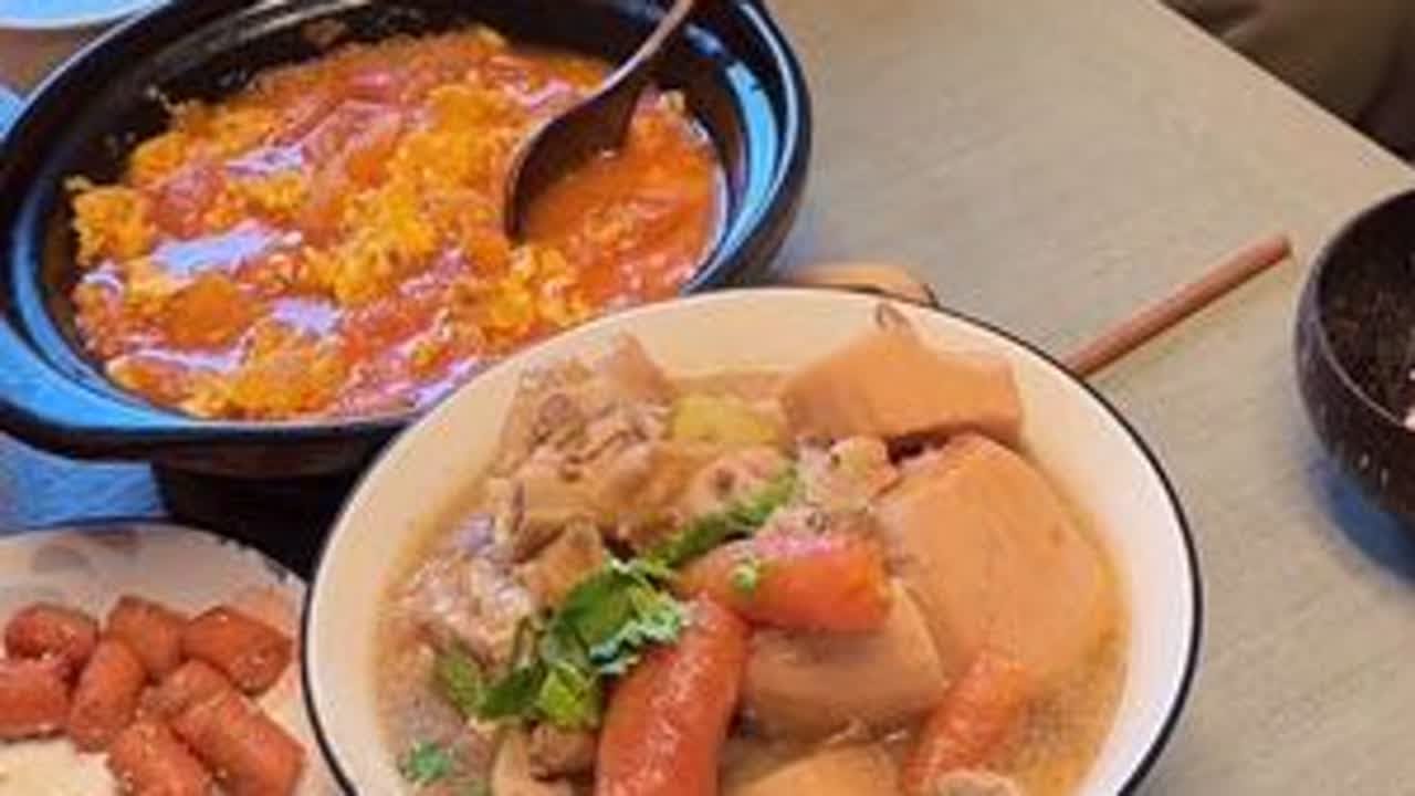 午餐制作 #快手菜 #一家四口午餐 #莲藕炖猪蹄#番茄炒蛋砂锅版