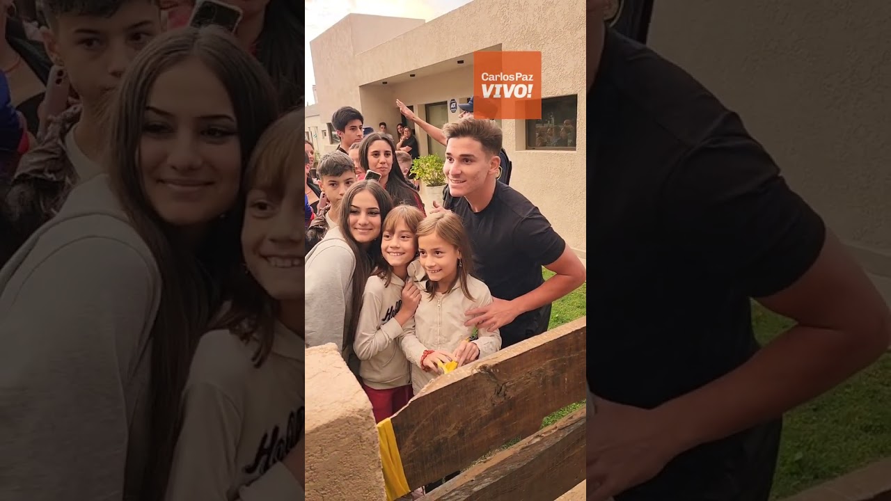 Julián Álvarez se sacó fotos con los fanáticos de Carlos Paz