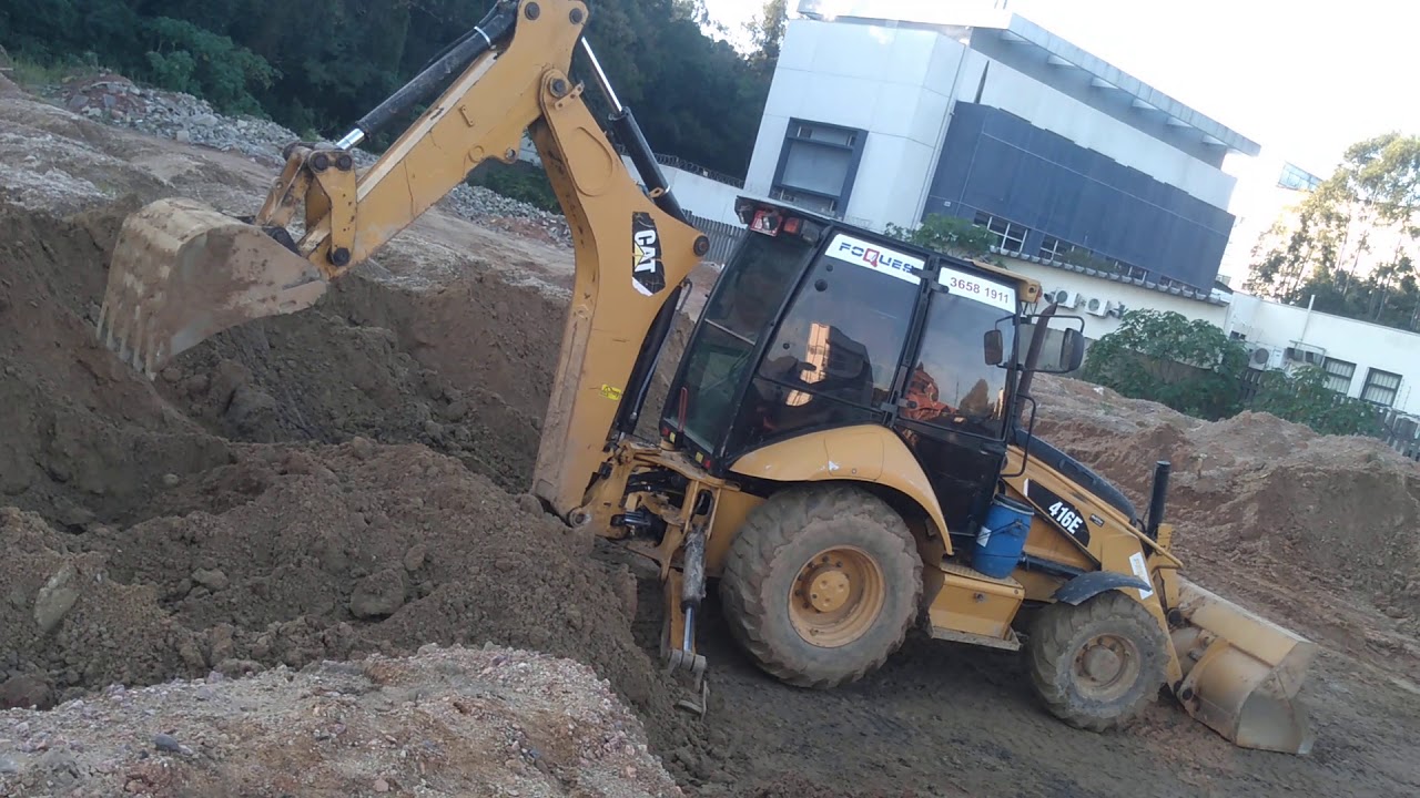 TRABALHANDO COM COMANDO TRASEIRO NA RETRO CAT 416E
