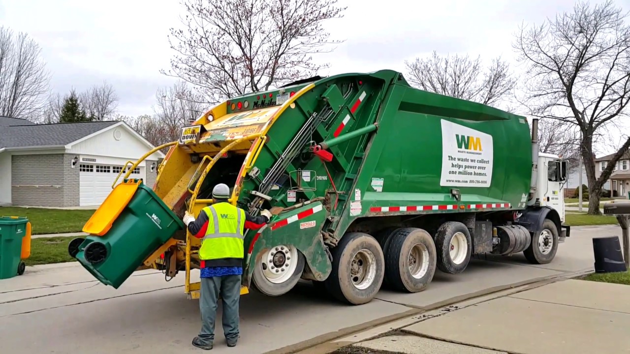 Waste Management: Mack MR/ McNeilus Tag-Axle Rear Loader