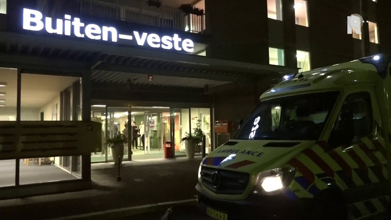 Brand in zorgcomplex Hellevoetsluis, zestien huizen ontruimd (Beeld: Video Duivestein)