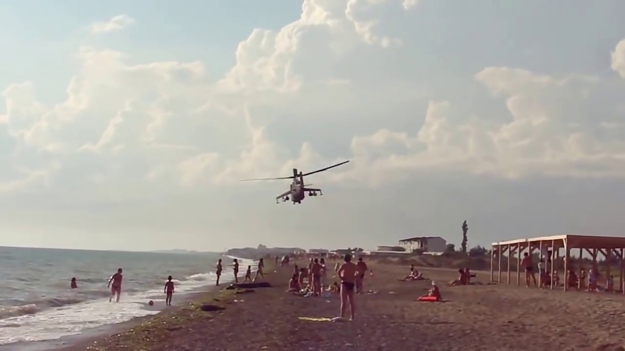 Ми 35 пролетел на низкой высоте над пляжем