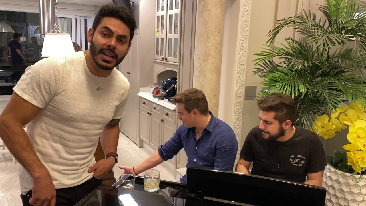 Rodolffo e Marcos & Belutti cantando Inevitável.