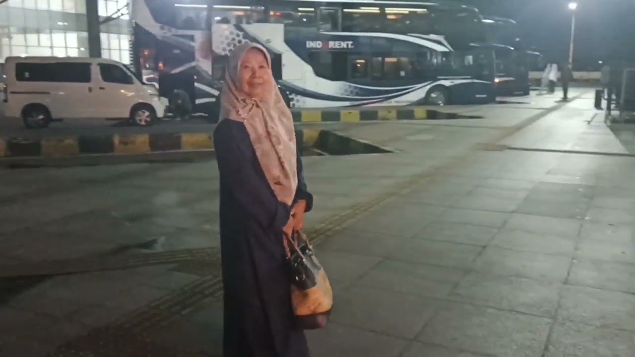 MENGANTAR KERABAT, MELIHAT SUASANA TERMINAL PULOGEBANG.JAK-TIM UNTUK BIS ANTAR KOTA ANTAR PROPINSI.