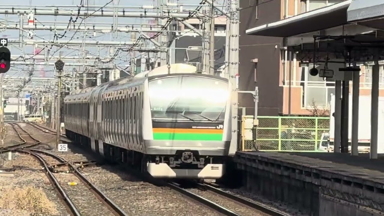 E233系3000番台E-17編成が鴻巣駅を入線、発車するシーン
