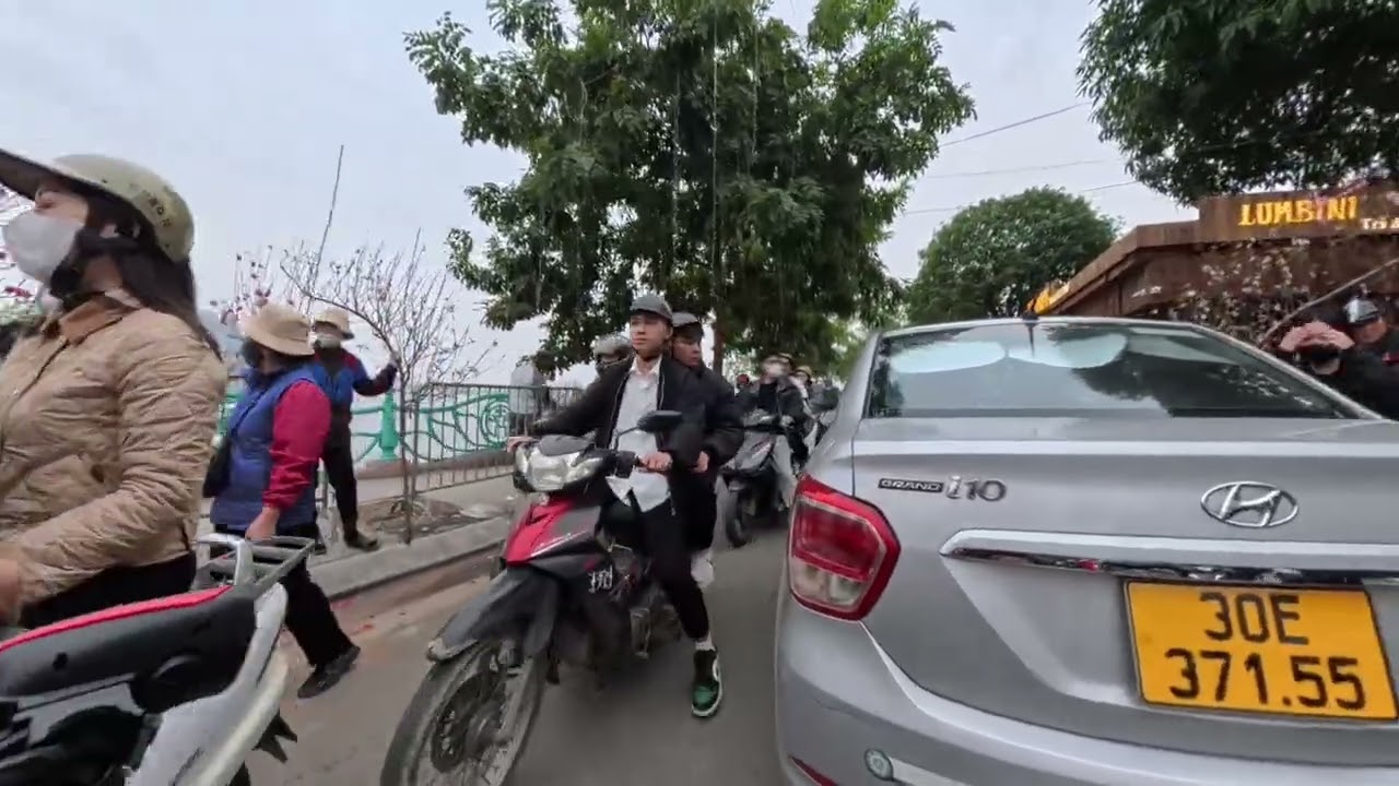 Đạp xe hồ Tây