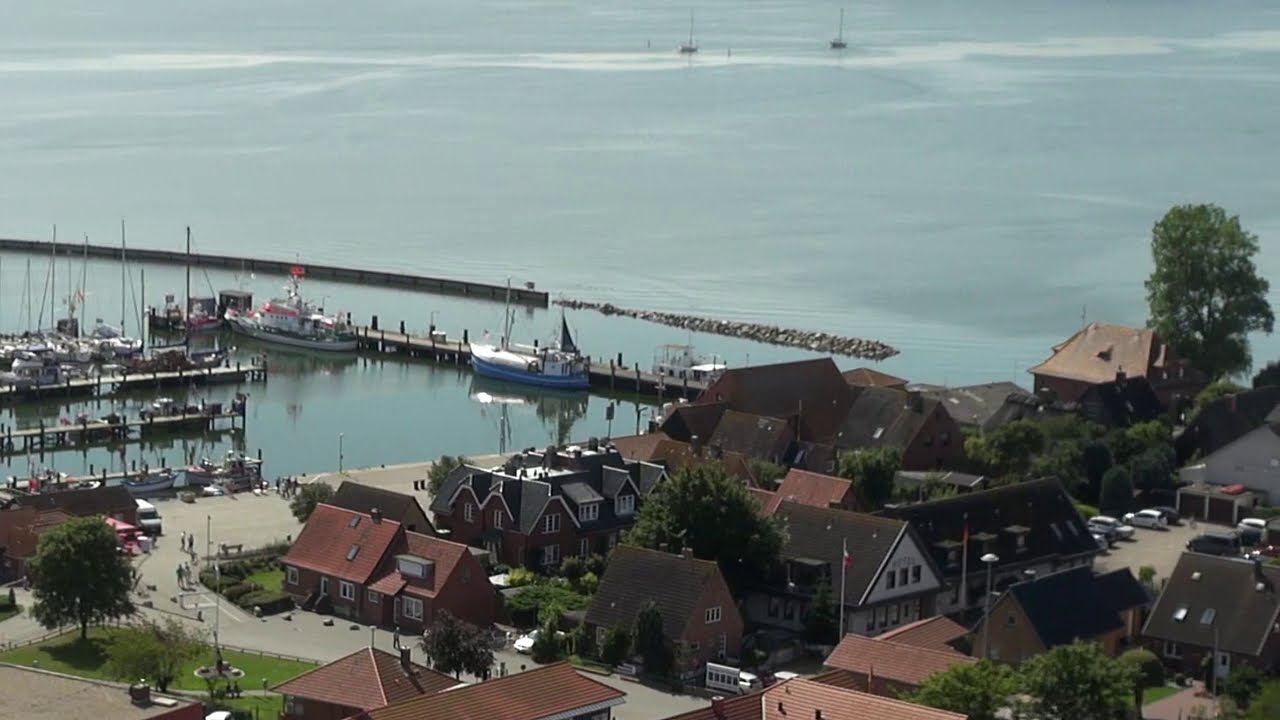 DER FISCHEREI- UND YACHTHAFEN MAASHOLM IM SOMMER
