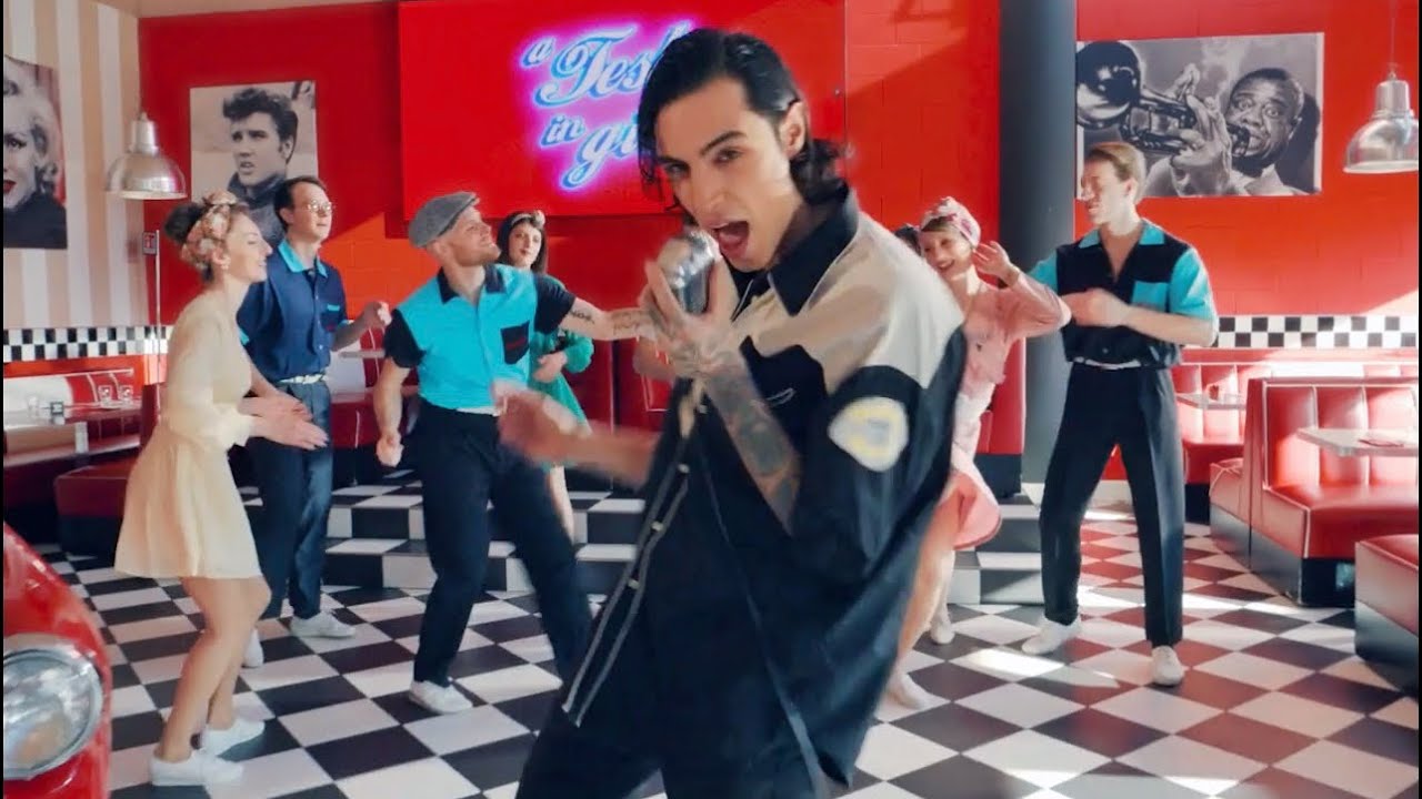 Naska - a Testa in Giù (Official Video)