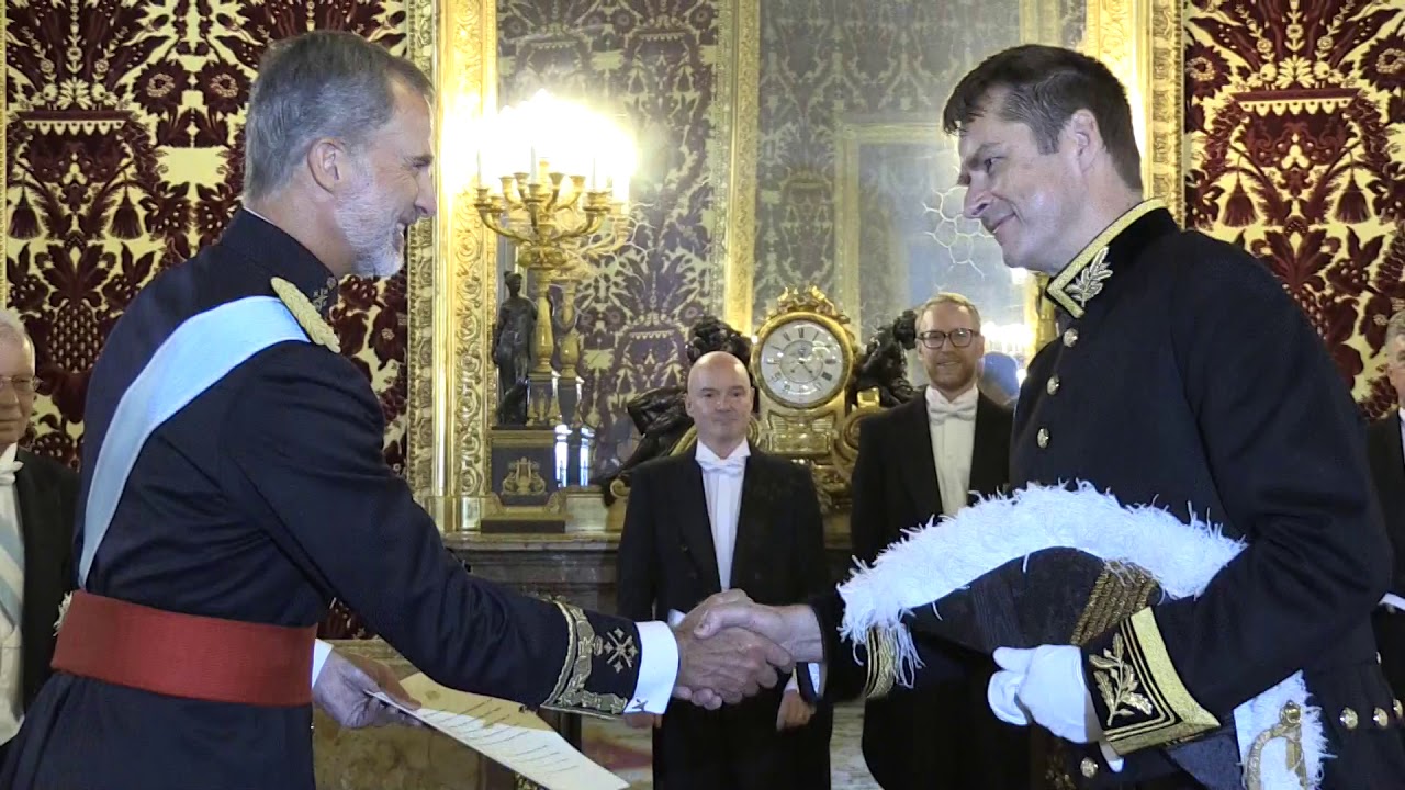 S.M. el Rey recibe las Cartas Credenciales del embajador del Reino Unido, Hugh Elliot