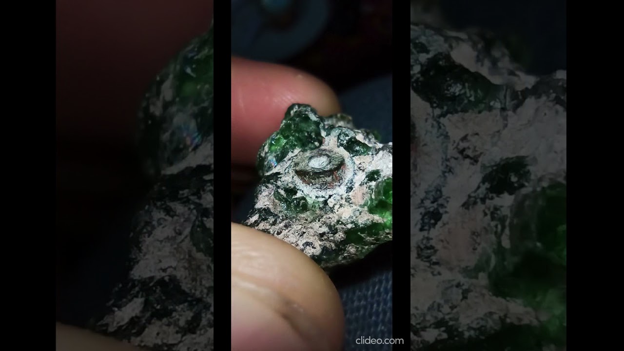 Petit &eacute;crou en cuivre dans une pierre brute &eacute;meraude