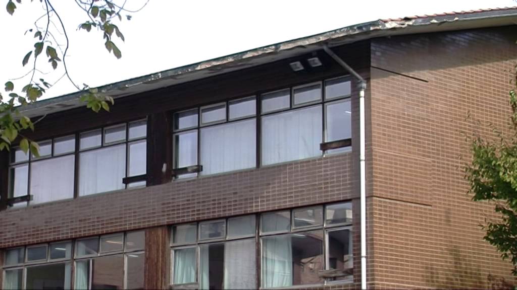 Padres y madres de los alumnos del Colegio Romo reclaman reparaciones urgentes en el centro