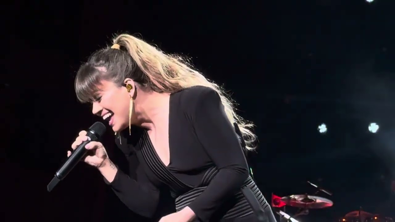 Kelly Clarkson performs Behind These Hazel Eyes in Atlantic City, NJ on 5/10/24.