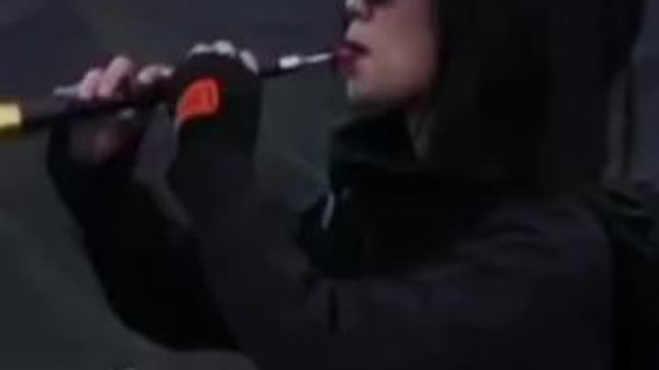 狗尾巴草的故事》在一个宁静的村庄里，东边住着姓李的一家人，西边则是姓张的一家人。两家人是邻居，关系和睦。李家有个聪明伶俐的儿子叫栓儿，张家则有个憨厚老实的儿子叫柱儿。栓儿家有一头强壮的耕牛，而柱...